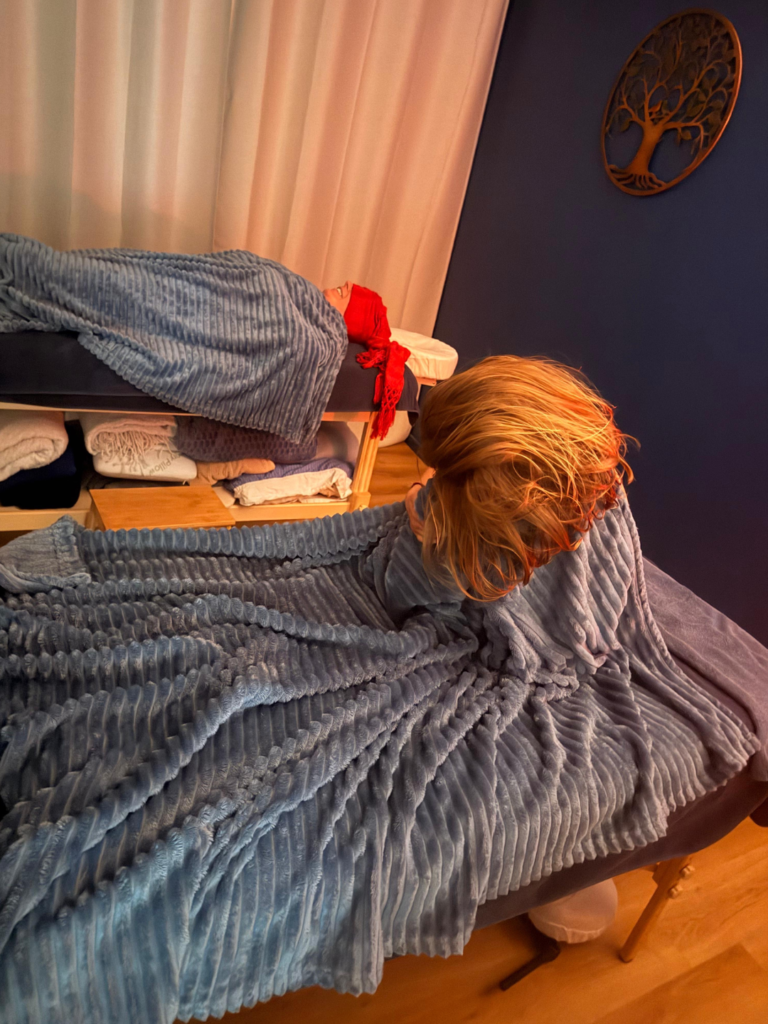 massage maman enfant à agen dans un salon de massage sur deux tables de massage