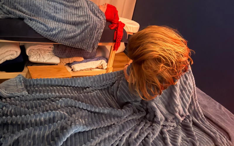 massage maman enfant à agen dans un salon de massage sur deux tables de massage